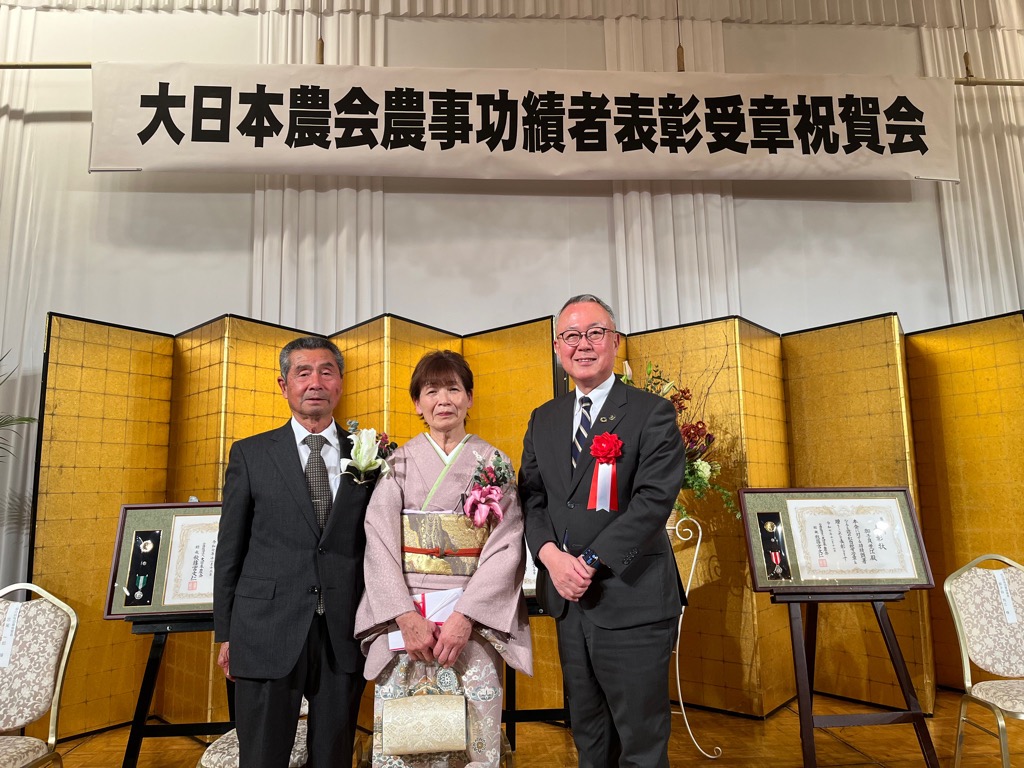 大日本農会栃木支会主催の令和７年度農事功績章受章祝賀会に出席しました。
本市からは緑白綬有功章を受章された谷様ご夫妻が出席しお祝いの言葉を述べさせていただきました。この度の受章は佐野市にとっても大きな誇りであります。
今後とも本市の農業振興のためご指導を賜りますようお願い致します。
