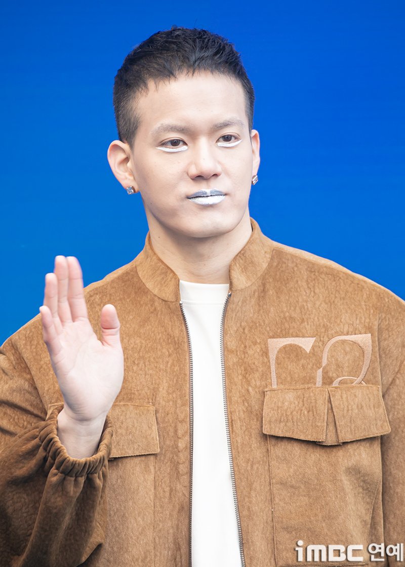 imbcenews's tweet photo. [포토] 비투비 프니엘, 사이보그 손인사 
#비투비 #BTOB #프니엘 #PENIEL #서울패션위크 #SFW
#SeoulFashionWeek #DDP #SFW_260206 [iMBC연예]

비투비 프니엘이 6일 오후 서울 동대문 디자인 플라자(DDP)에서 열린 2026 F/W 서울패션위크(SFW)에 참석해 포즈를 취하고 있다.

⬇️고화질 Click Plz⬇️
https://t.co/3GCi3lC9zG