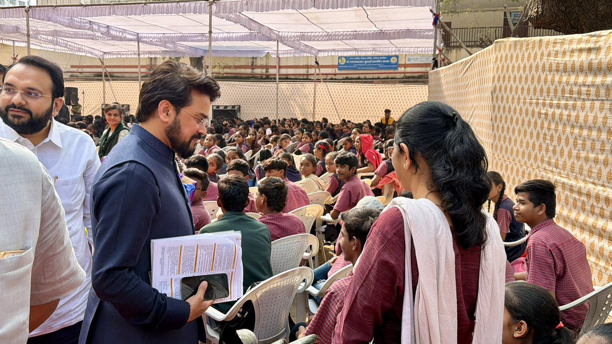 ianuragthakur's tweet photo. परीक्षार्थियों के अंतर्मन से परीक्षा के डर को दूर करने, उनके अंदर अनुशासन, मनोयोग व प्रेरणा के भाव को बढ़ाने के आदरणीय प्रधानमंत्री श्री @narendramodi जी के #ParikshaPeCharcha2026 कार्यक्रम को गुजरात के वडोदरा के प्राथमिक विद्यालय में छात्रों, स्थायीन सांसद श्री @drhemangjoshimp जी व अन्य गणमान्यों के साथ सुनने का सुअवसर मिला। 

प्रधानमंत्री जी का विद्यार्थियों के साथ 'परीक्षा पे चर्चा' कार्यक्रम उनके तनावमुक्त जीवन व परीक्षा में उत्कृष्ट प्रदर्शन की दिशा में अत्यंत प्रभावी व सहायक है। 

📍वडोदरा
