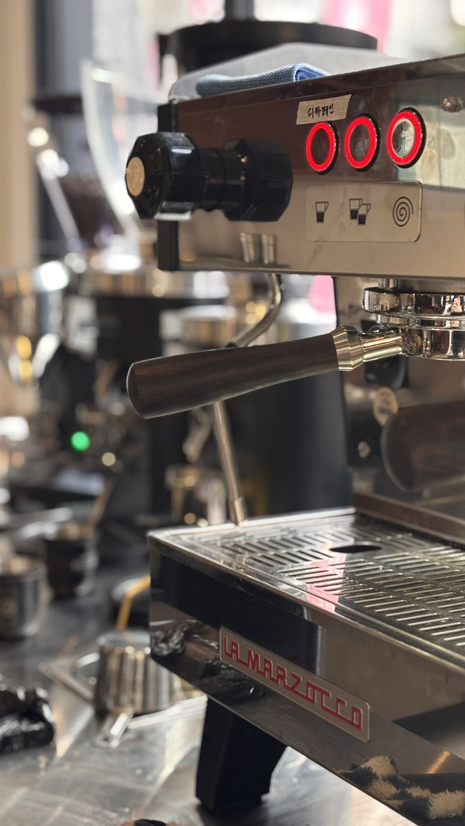 곡 관련된 이야기는 전혀 아니지만(요즘 하지도 않음) 오늘 제 남동생이 개인 카페를 오픈하게 되었어요 ٩( ᐛ )و 시간 나시는 분들, 가까이 사시는 분들 방문하셔서 커피 한 잔씩 하시면 좋겠습니다 .. 저도 종종 갈 거예요☘️

📍터틀랙커피 (신림동 1423-3, 1층 101호)