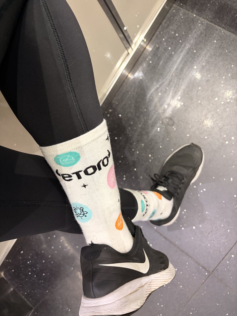 Haciendo el perro boca abajo mientras esperamos que algunos activos dejen de estar boca abajo! 🧘‍♂️📉
Hay dos cosas que me enseñó el yoga: a respirar profundo y a no entrar en pánico. Hoy ya es viernes, que dicen modo ¿Namasté o 'Namas-trader'? 🤔