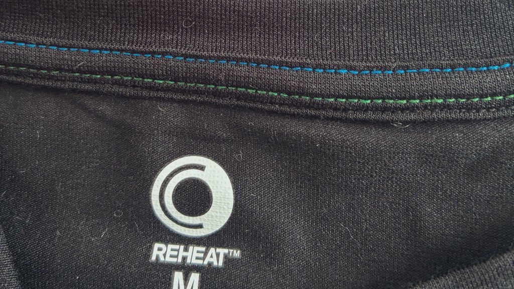 Siliconepolymer's tweet photo. ファミマのREHEATという温かそうなインナーが半額だったので試しに買ってみた🎶
コンビニで衣類を買うのは初めて!
首の縫い糸がファミマカラーになってるやん、
すごい🤩
私が知らんかっただけかもしれんけど、ファミマが好きになった。
#ファミマ #REHEAT https://t.co/j1gmY5zgwm