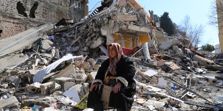 Aklın bilimin, uzmanların uyarıları hiçe sayan görevini yerine getirmeyen, barınma hakkını çözemeyen, insanlarımızı konteynerlarda yaşamaya mahkum eden, felaketlerden bile “rant” devşirenler Yönetemiyorsunuz.!
Düşün yakamızdan!          #6subat2023