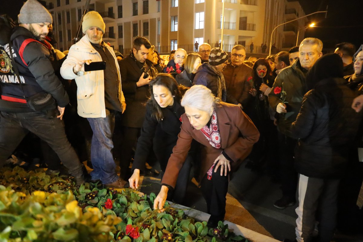 Depremin 3. yılında Adıyaman’da yitirdiğimiz canlarımızı binlerce kişiyle andık. Acı ve öfkede tek yürek olduk.

Üç yıldır ne kaybettiklerimizi unuttuk ne de bizi enkazın altında kaderine terk edenleri. Bir daha bu acılar yaşanmasın diye haykırıyoruz:

Unutmak yok, affetmek yok!