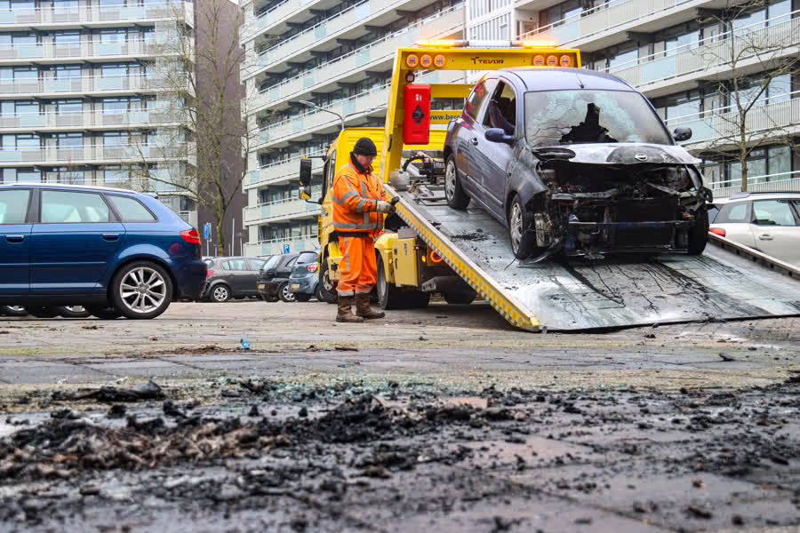 Auto in brand na parkeren