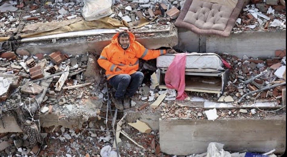 #6subat2023 
Gidenlere selam olsun. Geride kalanlara  Allah sabır versin.  Bu babanın acısını hissetmemiz mümkün mü? Kimse tekrarını yaşamasın inşallah😭