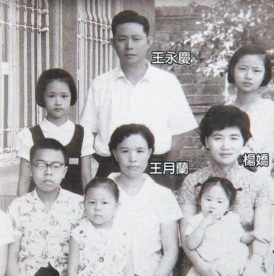 yibingsg's tweet photo. 1975年，台湾首富的妻子杨娇，因受不了丈夫出轨，毅然放弃豪门生活，带着3000块路费，孤身前往美国打工。大家笑她：“你已经50岁了，何必身在福中不知福？”但对她来说：尊严比金钱更重要。
上世纪七十年代中期，当丈夫王永庆在电话中催促她返回台湾时，已在美国的杨娇给出了一个平静却坚定的回答：
“台湾那个家，太拥挤了，我不回去了。”
时年五十岁的她，就此选择留在异国他乡，开启了一段与过往截然不同的人生。
这个决定背后，是一位女性对尊严与独立生活的执着追求，也映照出她坚韧不拔的生命底色。
杨娇的早年经历充满了艰辛。
幼年因家贫被送至杨家作养女，十一岁时养父病倒，她便早早扛起家庭重担。织布时粗糙的纱线磨破手指，贩鱼时腥气浸透单薄衣衫，帮佣时看尽人情冷暖。
这段岁月磨炼了她吃苦耐劳的品格和独立生存的能力。
十九岁在嘉义，她因疟疾与经营米店的王永庆相遇。
王永庆在她家困顿之际赠药送粮，这份雪中送炭的恩情让杨娇深受感动，两人渐生情愫。
尽管后来得知王永庆已有原配夫人王月兰，且因父亲坚持无法离婚，杨娇依然选择嫁入王家，成为二房。
这既是出于报恩之心，也包含着对情感归宿的期待。
婚后，杨娇全身心投入家庭。
在王永庆创业初期，资金紧张，她成了最可靠的后盾。每日天未亮就要起床，张罗二三十个工人的餐食。在没有冰箱的年代，她需要多次往返市场搬运食材。
清洗全家衣物让她的双手在冬天长期浸泡冷水中，布满冻疮。
她为王永庆生育了五个子女，并以宽容之心与原配郭月兰和睦相处。
然而，随着王永庆事业版图急剧扩张，成为叱咤商界的“经营之神”，家庭关系也悄然发生变化。
王永庆身边出现了新的女性，尤其是后来成为其事业重要助手的李宝珠。
对于杨娇而言，她能够理解并接纳家庭结构的特殊性，但无法忍受情感上的持续分流与忽视。她感到那个看似显赫的家，内部却令人窒息，精神的压抑远胜于物质的丰足。
与此同时，子女逐渐成年，她作为母亲的核心任务趋于完成。
参与教会活动也为她提供了新的精神慰藉与视野，信仰给予她面对改变的勇气。
多种因素累积之下，杨娇内心对自主生活的渴望日益强烈。
1975年，借赴美参加二女儿婚礼之机，她做出了留美不归的大胆决定。
这一选择令王永庆深感意外与不悦，他多次赴美劝说，甚至一度切断经济供给，试图让她回心转意。
但杨娇展现了惊人的适应力与独立精神。
她以女儿们有限的积蓄作首付，在加州购置小房安身；年过半百仍坚持每天步行至成人学校，从零开始学习英语，积极融入当地社会。
尽管生活远不如在台时优渥，但她从未向王永庆低头求助，依靠自身力量重新站稳了脚跟，享受着重获自由的踏实。
杨娇的抉择与行动，深刻影响了她的子女。
她并未向子女灌输对父亲的怨恨，而是以自身为榜样，传递了自尊、自强与奋斗的价值观。
她的子女多数未依赖父亲荫庇，而是在各自领域开创事业：
次女王雪龄与丈夫创办大众电脑集团；
三女王雪红白手起家，创立威盛电子与宏达国际，凭借敢闯敢拼的劲头一度成为台湾女首富；
儿子王文祥则在美国经营企业。
子女们的成就，某种程度上是杨娇独立人格与坚韧品格的延伸。他们用实际行动延续了母亲不依附于人的精神。
杨娇晚年在美国过着平静的生活，于2011年逝世。
她的人生轨迹从孤苦的养女，到忍辱负重的豪门二房，最终在知天命之年毅然出走，成为独立自主的个体。
她的故事超越了豪门恩怨的范畴，展现了一位女性在复杂环境中如何唤醒内在力量，突破有形与无形的束缚，最终赢得对自我生活的主宰权。
那份“不自由，毋宁不富贵”的骨气，使她在千亿商业帝国的传奇之外，留下了属于自己的、关于尊严与独立的深刻印记。
她的选择诠释了：真正的财富，并非仅是物质的丰盈，更是心灵的自由与人格的完整。