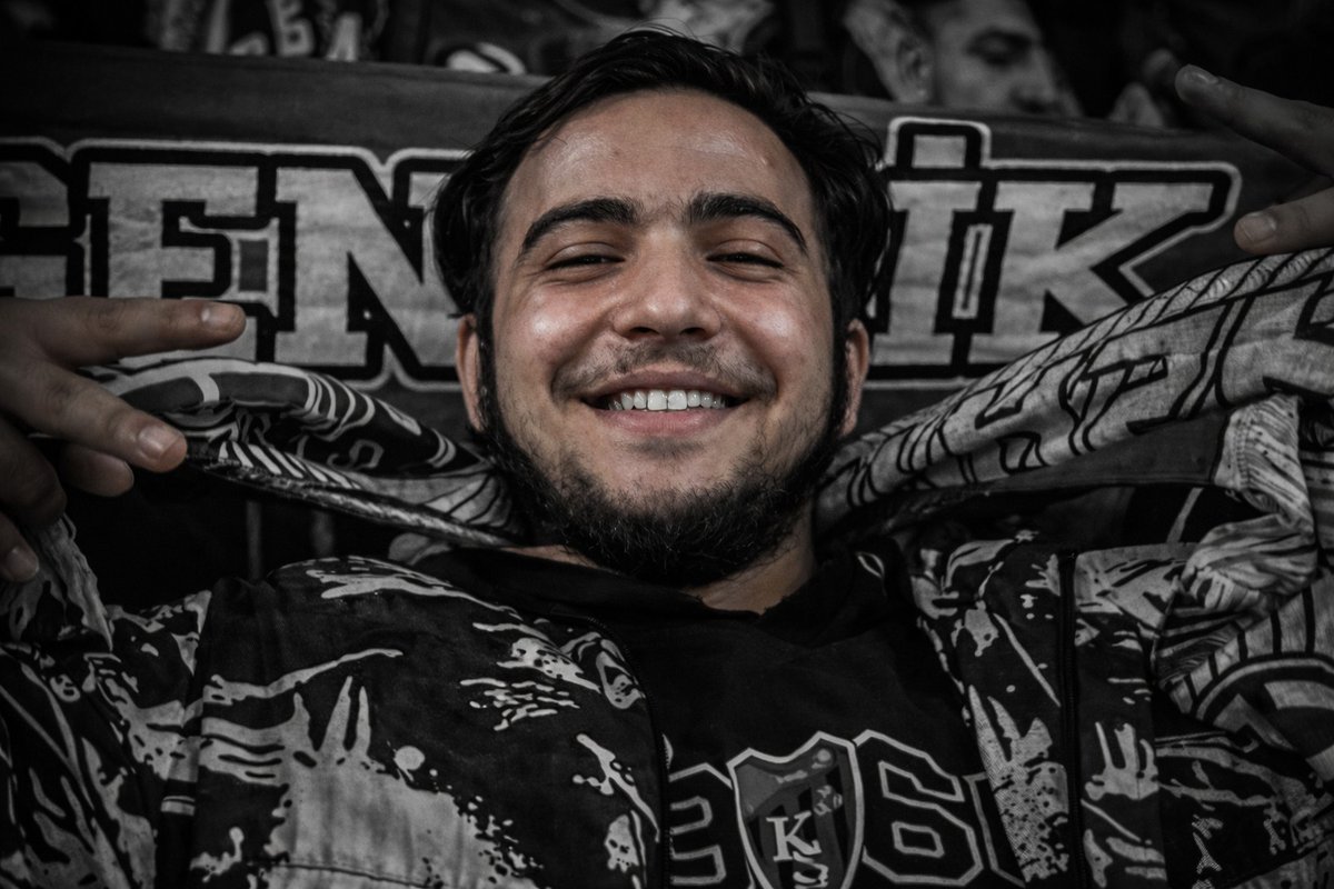 Tribündeki heyecanı maalesef büyük bir acıyla yarım kalan Harda Kaçmaz kardeşimizin vefatını derin bir üzüntüyle paylaşıyoruz. 

Renklerine gönül verdiği Kocaelispor camiasına ve kederli ailesine sabır dileriz, mekanı cennet olsun.