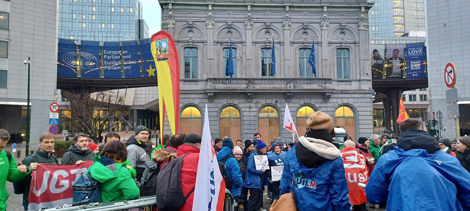 UGT_FICA's tweet photo. 📢 @UGT_FICA en Bruselas: Día Europeo de Acción @IndustriAll_EU
Raúl Cueto traslada a @jonasfernandez la urgencia de:✅ Inversiones / #TransicionJusta✅ Mantener empleo ante la descarbonización✅ Frenar la desindustrialización de 🇪🇺frente a 🇨🇳 / 🇺🇸.
Defendemos el futuro✊ https://t.co/AyPhOz9j3T