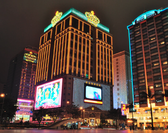 joe_black317's tweet photo. ราคาทองคำโลกพึ่งขึ้นสูงมาก โรงแรมหรูในมาเก๊าที่เคยใช้ทองคำแท้ 79 แท่งประดับพื้นทางเข้าโรงแรม ล่าสุดนี้แงะทองขายได้เงินกว่า 400 ล้านบาท

 โรงแรม Grand Emperor Hotel ในมาเก๊า เปิดตั้งแต่ปี 2006 มีจุดเด่นคือพื้นล็อบบี้ที่ปูด้วย แท่งทองคำแท้ จำนวน 79 แท่ง เรียกว่า Golden Pathway เป็นทองคำบริสุทธิ์ 999.9 จากสวิส

 แต่ละแท่งหนักประมาณ 1  กิโลกรัม รวมทั้งหมด 79 กิโลกรัม  ทำให้โรงแรมดูหรูหรา สะท้อนความมั่งคั่งแบบคาสิโนมาเก๊า

 ล่าสุด บริษัทแม่ Emperor Entertainment Hotel Ltd  ประกาศในเอกสารยื่นตลาดหลักทรัพย์ว่า ได้รื้อพื้นขึ้นแล้ว ขายแท่งทองคำเหล่านั้นหมด 

 โดยขายได้ราคา 12.8 ล้านดอลลาร์สหรัฐ ประมาณ 430 ล้านบาท ให้โรงงานกลั่นทองในฮ่องกง

เหตุผลหลัก ๆ คือ

ราคาทองคำพุ่งสูงมากในช่วงปีที่ผ่านมา จากความไม่แน่นอนทางเศรษฐกิจ การเมืองโลก และนโยบายการค้าของสหรัฐฯ ทำให้เห็นโอกาสดีที่จะขายทำกำไร

พื้นที่ล็อบบี้จะปรับปรุงใหม่ เพื่อเปลี่ยนธีมโรงแรมให้ทันสมัยขึ้น ไม่เหมาะกับทองคำปูพื้นอีกต่อไป

เงินที่ได้จะช่วยเสริมสภาพคล่องทางการเงินของกลุ่ม และเตรียมลงทุนโอกาสใหม่ ๆด้านบันเทิง

บริษัทบอกว่าทองคำพวกนี้เคยสร้าง บรรยากาศสุดหรูหราและสง่างาม มานานกว่า 20 ปี ดึงดูดคนมาเดินผ่าน แต่ตอนนี้ถือเป็นโอกาสดีที่จะขาย

ที่มา The Guardian