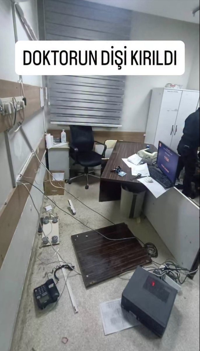 HÜRRİYET SAĞLIK SEN’DEN ŞİDDETE
SERT TEPKİ 
Şanlıurfa OSM Ek Binası Hastanesi acil servisinde bir hekimin darp edilmesi, dişinin kırılması ve muayene odasının adeta savaş alanına dönmesi; sağlıkta şiddetin artık münferit değil, kronik ve sistematik bir sorun haline geldiğinin acı