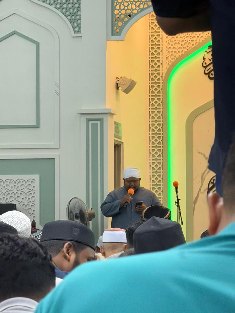 SortDaily's tweet photo. #BayanLepas Imam announce dah, mai iftar ramadan kat masjid al mustaghfirin, tiap hari nasik kandaq inshaAllah dia kata https://t.co/b4lgQBBdhq