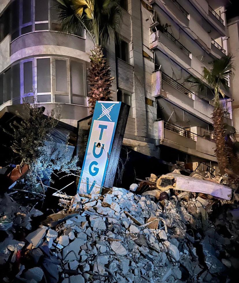 Enkaz altında kaldık ama umudumuzu kaybetmedik.
Asrın felaketini, asrın birlikteliğine dönüştürmeyi başardık.
Bu milletin bağrından çıkan teşkilatları ve yüz binlerce gönüllüsü ile Türkiye  Gençlik Vakfı her daim milletinin yanında... 🇹🇷

O tabelayı yeniden astık!
Çünkü biz hiç