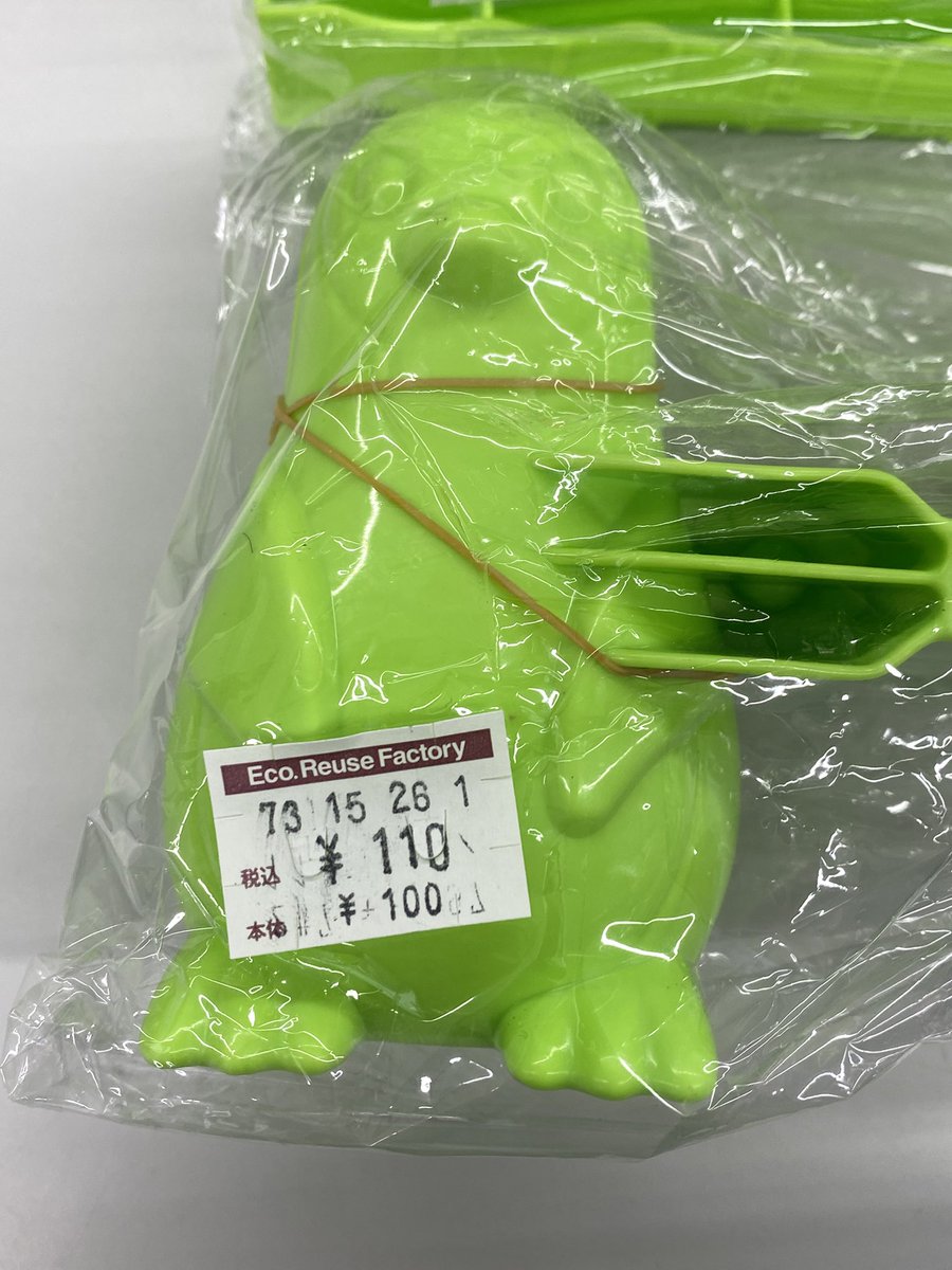 hardoffgotenba's tweet photo. 【おすすめ商品のご案内】
謎に雪が降らないでお馴染み静岡県ですが、週末は雪が降るかも…？中の人2号は親戚の子供達と遊ぶためにひとつ購入しました⛄️かわいいペンギンちゃんの雪玉メーカーおひとついかがでしょうか❄️

#ハードオフ https://t.co/rBR7FqIki2