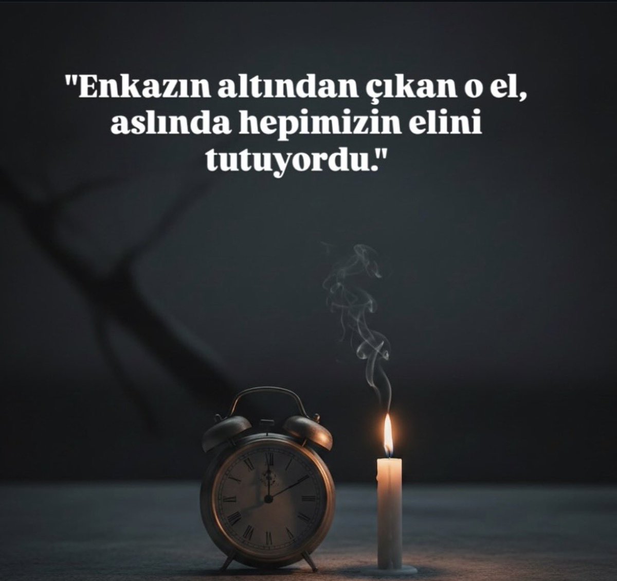 "Bugün sadece yas tutmuyoruz; birbirimize ne kadar muhtaç olduğumuzu ve bir insanın acısının hepimizin acısı olduğunu yeniden hatırlıyoruz. Yaralarımızı sarmaya devam ederken, birbirimizin elini hiç bırakmayalım."
"Zamanın iyileştirici gücüne inansak da bazı tarihler takvimde