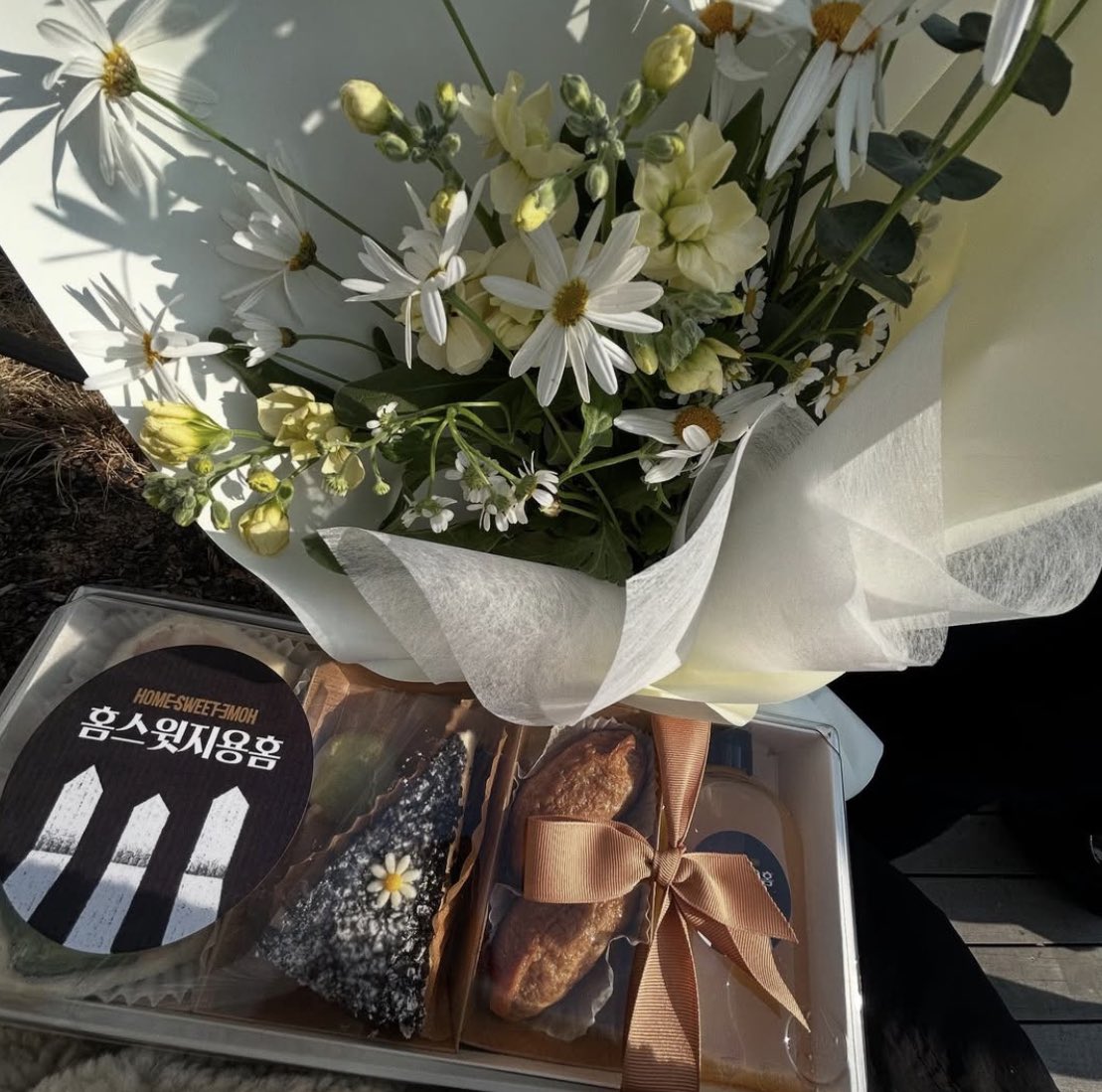 stillxxxlife's tweet photo. Imagine attending a G-DRAGON event and being showered with beautifully customized pieces and each one thoughtfully designed like a personal token of love to his fans from him🥺 https://t.co/8EvhX2EJhn