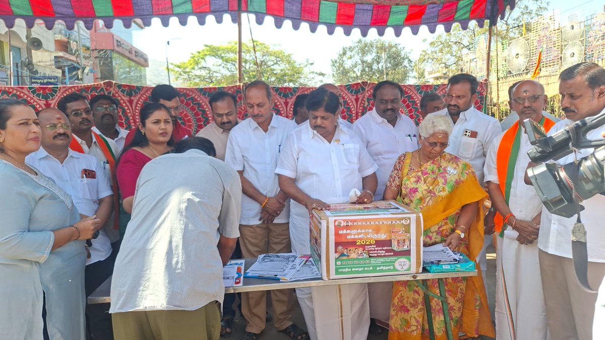 BJP4SalemNagar's tweet photo. தமிழ்நாடு 2026 சட்டப்பேரவைத்தேர்தல் பாரதிய ஜனதாகட்சியின் சட்டமன்ற தேர்தல் அறிக்கைக்காக கருத்து கேட்கும் இயக்கம் “மக்களுக்காக மக்களிடமிருந்து “ என்ற மக்கள் கருத்து கேட்பு வாகன யாத்திரை, சேலம் மாநகர் பகுதிக்கு உட்பட்ட சேலம் வடக்கு, சேலம் தெற்கு, சேலம் மேற்கு சட்டமன்ற தொகுதிகள் உட்பட்ட துவக்க விழா நிகழ்ச்சி, இன்று காலை சேலம் தெற்கு சட்டமன்றம் சீலநாயக்கன்பட்டி மண்டலுக்கு உட்பட்ட தாதகாப்பட்டி கேட் மைதானம் பகுதியில் மாநகர் மாவட்ட தலைவர் திரு. T.V. சசிக்குமார் அவர்கள் தலைமையில் நடைபெற்றது.

இந்நிகழ்ச்சியில் சிறப்பு விருந்தினராக மாநில துணைத்தலைவர் திரு. K.P. ராமலிங்கம் Ex-MP அவர்கள் கலந்து கொண்டார். 

இந்நிகழ்ச்சியில் சேலம் கிழக்கு மாவட்ட தலைவர் திரு. சண்முகநாதன் அவர்கள், சேலம் மேற்கு மாவட்ட தலைவர் திரு. ஹரி ராமன் அவர்கள், மாநகர் மாவட்ட முன்னாள் தலைவர் திரு. B. சுரேஷ்பாபு அவர்கள் உட்பட தேசிய, மாநில, மாவட்ட, மண்டல், கிளை அணி பிரிவு நிர்வாகிகள் கலந்து கொண்டனர்.

@BJP4TamilNadu
@NainarBJP @KPRamalingamMP @DrTamilisai4BJP @MSBalajiMSB @SalemJagee
