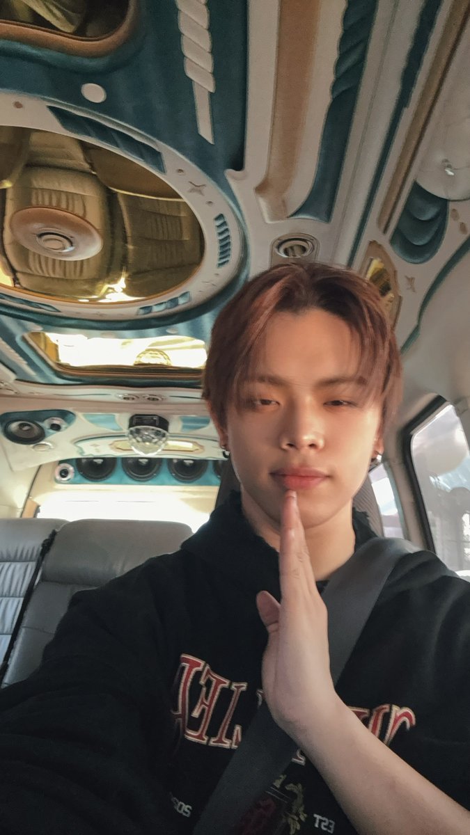 รถตู้ที่ไทยตกแต่งหรูเกินไปป้ะะะะ✨
สุดยอด เห็นแล้วตื่นเต้นมากอะ… สวัสดีครับ🙏🏻
車内豪華すぎませんか？？✨
素敵… ザワッディークラップ🙏🏻

by翼空☀️

#KPinThailand
#KIDPHENOMENON #キドフェノ