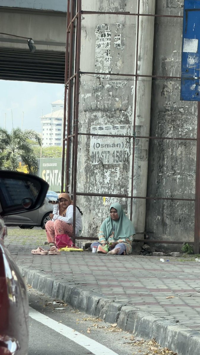 dahfollowbelum's tweet image. Takde pihak berkuasa yg nak ambil tindakan ke? Diorg ni anak beranak mengemis (aggressively) ketuk cermin pintu kereta mintak duit kat traffic light. Belum sembang part safety kalau kena langgar motor/kereta satu hal lagi tu siapa yg susah nanti?

Lokasi: Flyover Ampang Point