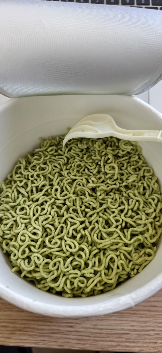 teextranoaaa's tweet image. Green noodles—are they actually good? 🙀

緑色的面，這能好吃嗎？！🤔