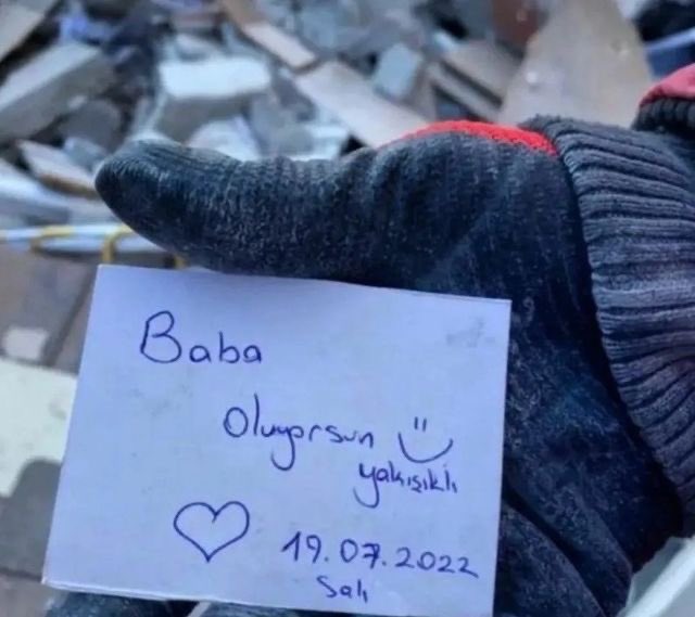 Hadiyorumla's tweet photo. #6Şubat2023

3 yıl geçti.  
04:17'de ışıklar söndü, yarınlar enkaz altında kaldı.  
53 binden fazla can gitti, şehirler sustu.

Ders aldık mı?

Hâlâ aynı ihmaller, aynı rant kokan imar affları, aynı “bir daha olmaz” yalanları...  
Enkazlar kalktı ama vicdanlarımızdaki enkaz duruyor.

Bu felaket doğanın değil, insanın ihmaliydi.  
Ve en acısı: aynı ihmalle hâlâ aynı felaketi bekliyoruz.

Unutmadık.  
Ama asıl soru şu:  
Ders aldık mı gerçekten?
Yoksa sadece anma günlerinde mi hatırlıyoruz?

#6subat2023
