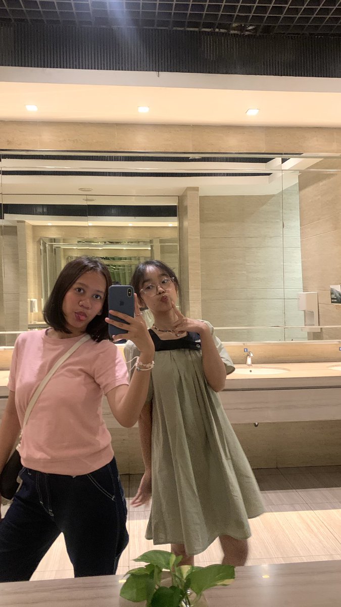 cyuihh's tweet photo. sooooo happy im grateful kemarin strolling around pakuwon dan ptc with dipakkk😆😆😆 https://t.co/LbiJfRwmPO