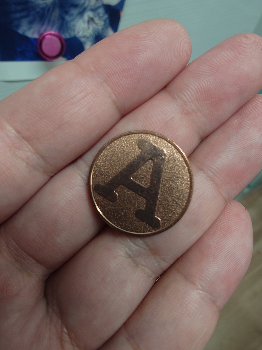 pearshika's tweet photo. レジの10円玉の中に謎のコインが入っていました。おそらく10円玉として出してしまったと思います。こちらの確認不足もあります。大切なコインかもしれないため心当たりのある方はご連絡ください。 https://t.co/RdKqLoRKwD