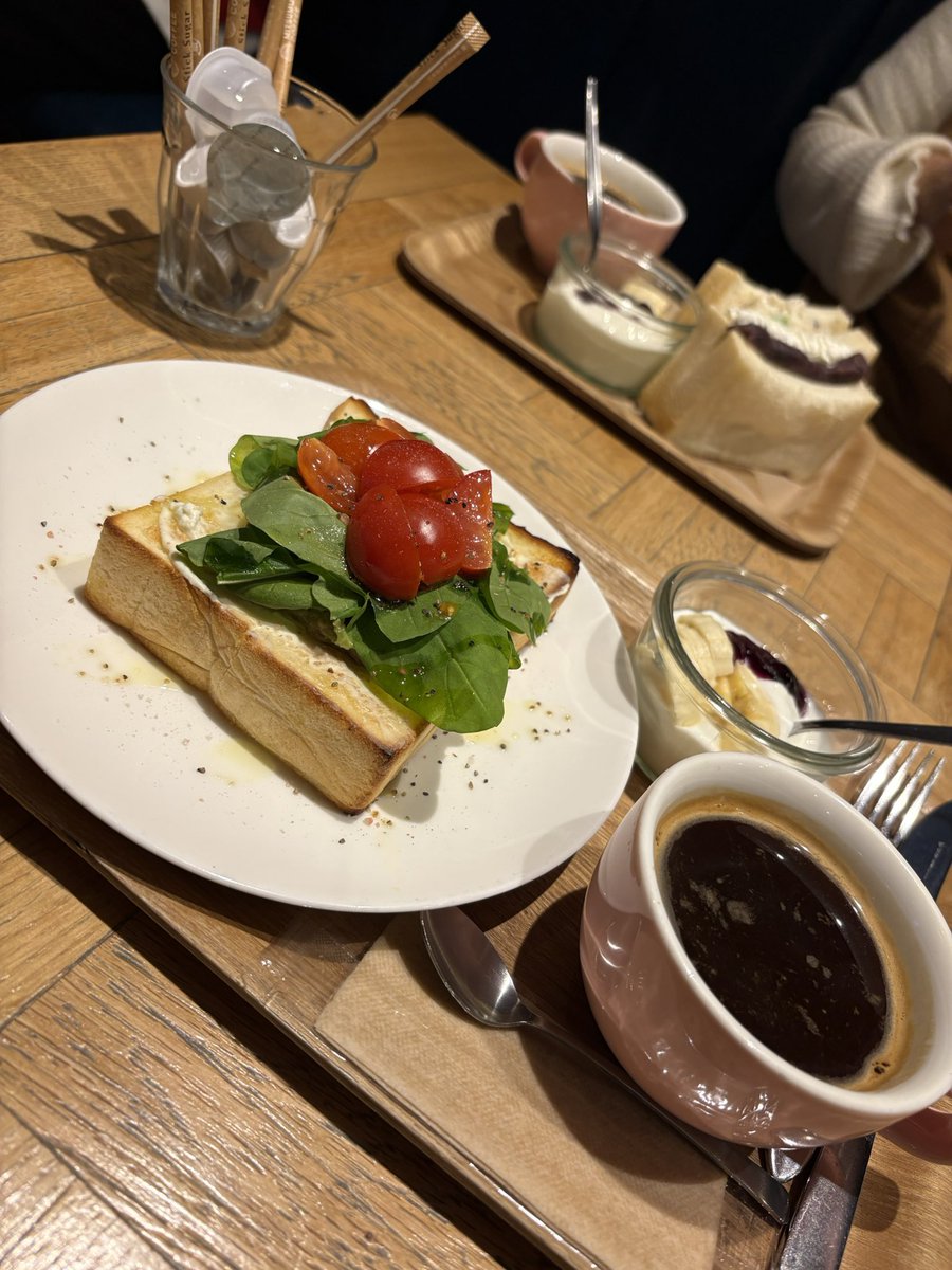 tsumugilittle's tweet photo. こう見えてちゃんと打ち合わせ終わりです☕️
先輩、同期、後輩、恩師…今日は思いがけずいろんな方にお会いできてコーフンしすぎてうれしすぎて涙流してハグまつりでした😭
#februarycafe #カフェ巡り #カフェ散歩 #カフェライフ #ロースター巡り #コーヒー好き https://t.co/w4uJ3dr7mQ