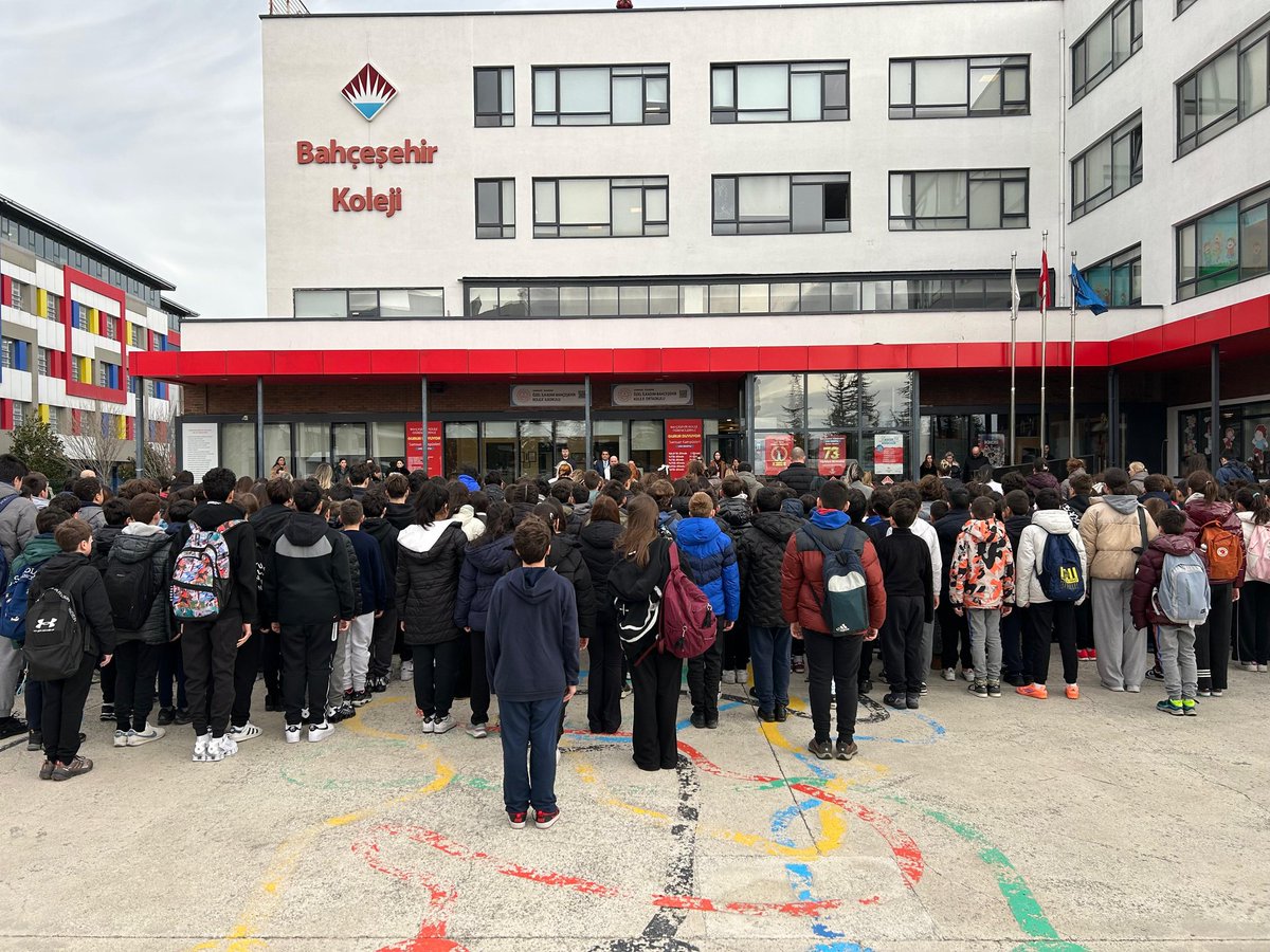 6 Şubat depremlerinin 3. yılında, bu büyük felakette hayatını kaybeden tüm vatandaşlarımıza Allah’tan rahmet; ailelerine ve yakınlarına sonsuz sabır ile başsağlığı diliyoruz.
​Bugün, yitirdiğimiz canların anısına bir dakikalık saygı duruşu gerçekleştirildi
​#6Şubat #Unutmayacağız