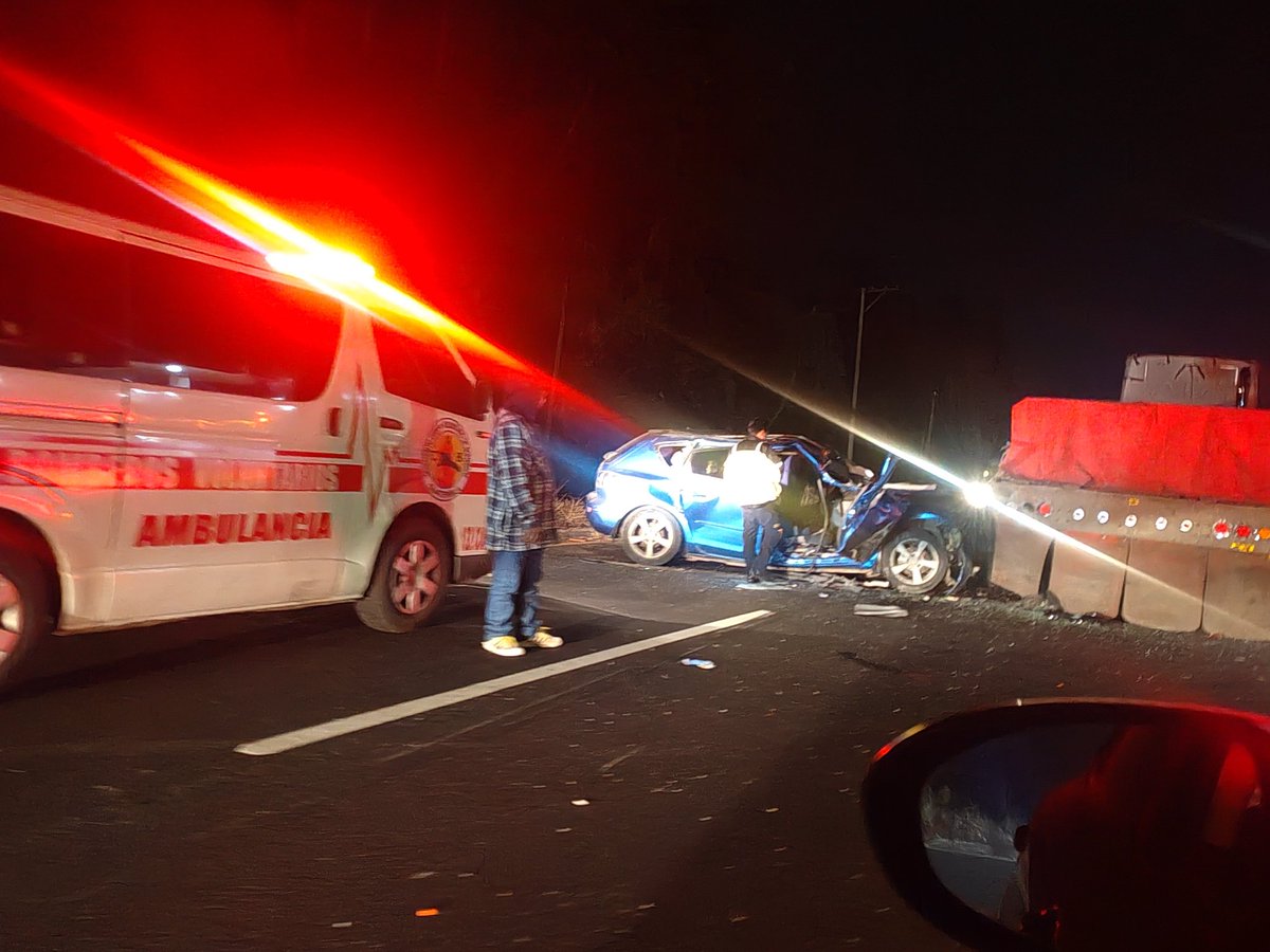 Cperezm_pl's tweet photo. Precaución, #TráficoGT detenido en el km 37 de la ruta Interamericana, en Manzanales, por accidente de tránsito, en dirección a #Chimaltenango https://t.co/OgTjplwSZl