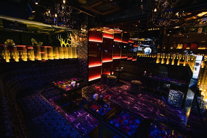 sake893corp's tweet photo. 【SNSと共存するYGGDRASILLモデル】

2025年12月度は推定売上トリプル大台のYGGDRASILL本店（おそらくユグ本史上、過去最高水準の店売）

歌舞伎というか日本全国でこの領域に達せられる店舗って3店舗くらいしか存在しないと思うんだけど、ユグ本の何が凄いって、系列店への人員異動や人員の入れ替わりありきでこの実績を出していること。

その背景には誰が見ても分かるSNS力・メディア力が基盤にはなっているんだけど、それだけを理由に完結させるのはちょっと違くて。

今となっては、業界全体的にSNSやメディアに予算投資を強化していくトレンドが当たり前に存在しているんだけど、潜在層（ホストクラブ未経験層）やライト層へのアプローチ→継続的な顧客化、この導線を仕組みとして成立させることに苦戦することが多いと思う。

ユグドラシル系列、特にユグ本においてはその点を払拭する完成モデルが出来上がりつつあるんじゃないかな？

おそらく日本一の初回動員数。それを「来て終わり」じゃなく、きちん��顧客化まで持っていく構造や仕組みを明らかに持っている店舗であることが、ユグ本の異次元さ。

2026年はこれを勝手に分析・追究していくことにしてるんだけど、ホスト経営者の皆様は特に知りたいですよね？？

余談だけど、「イケメンファンタジー」というキャッチコピー結構すき。