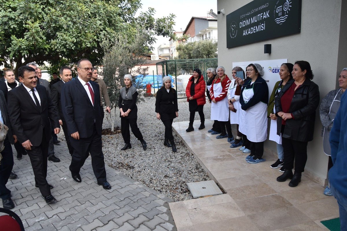 DidimMem's tweet photo. Valimiz Sn. Yakup Canbolat, İlçe Kaymakamımız Sn. Mesut Çoban, İl MEM Müdürümüz Sn. Mehmet Yiğit ve İlçe MEM Müdürümüz Sn. Ş. Sait Üstündağ, Halk Eğitim Merkezi bünyesinde faaliyet gösteren Didim Mutfak Akademisi'ni ziyaret ettiler.
Devamı: https://t.co/6DTBJTqXWn
@tcmeb @metelek https://t.co/5M8zpoiSVl