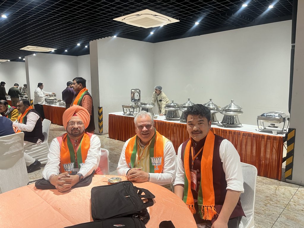 Thinles Nurboo मोदी का परिवार! tweet media