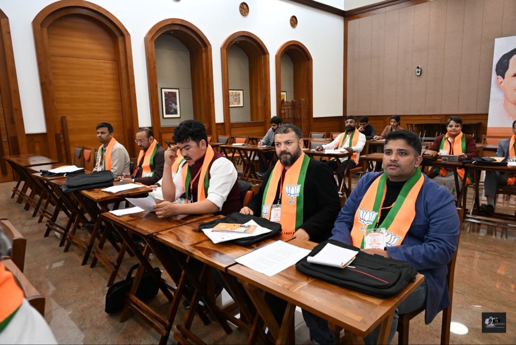 Thinles Nurboo मोदी का परिवार! tweet media