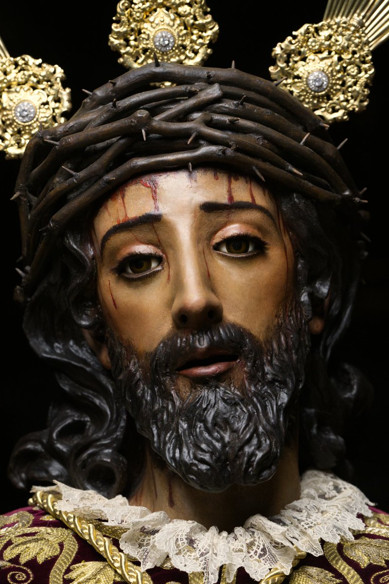 🟣 BESAMANOS | En este primer viernes de febrero, Nuestro Padre Jesús de la Sentencia se presenta en devoto besamanos, cita de fe y recogimiento ante el Señor.

En esta ocasión, luce la túnica conocida como la de “los Ochitos” que bordara en 1944 el taller de José Caro. Además,