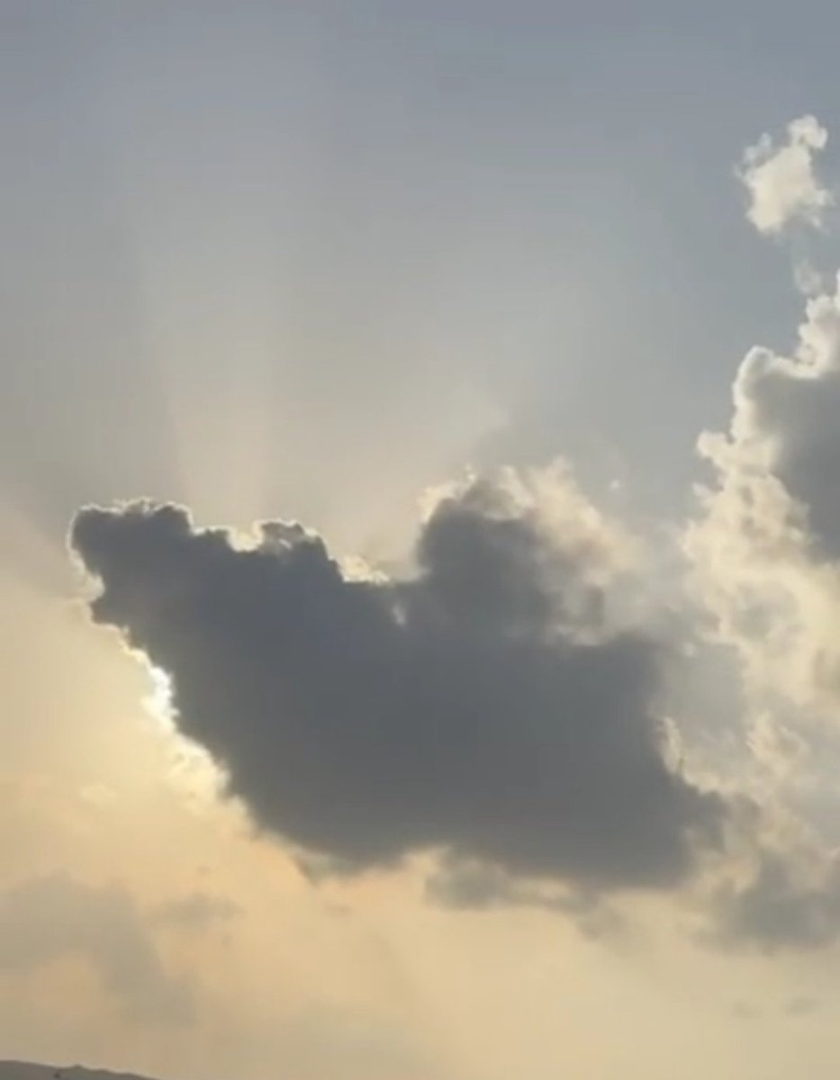 limondar0's tweet photo. این تصویر امروز صبح از آسمان هرمزگان ثبت شده است -  ابرها به شکل نقشه ایران در آمدند. https://t.co/ptuAbdRPiq