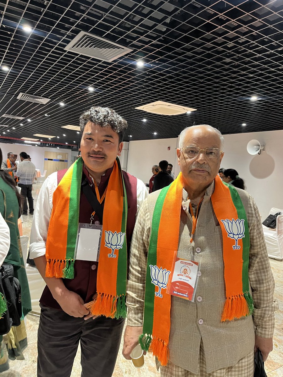 Thinles Nurboo मोदी का परिवार! tweet media