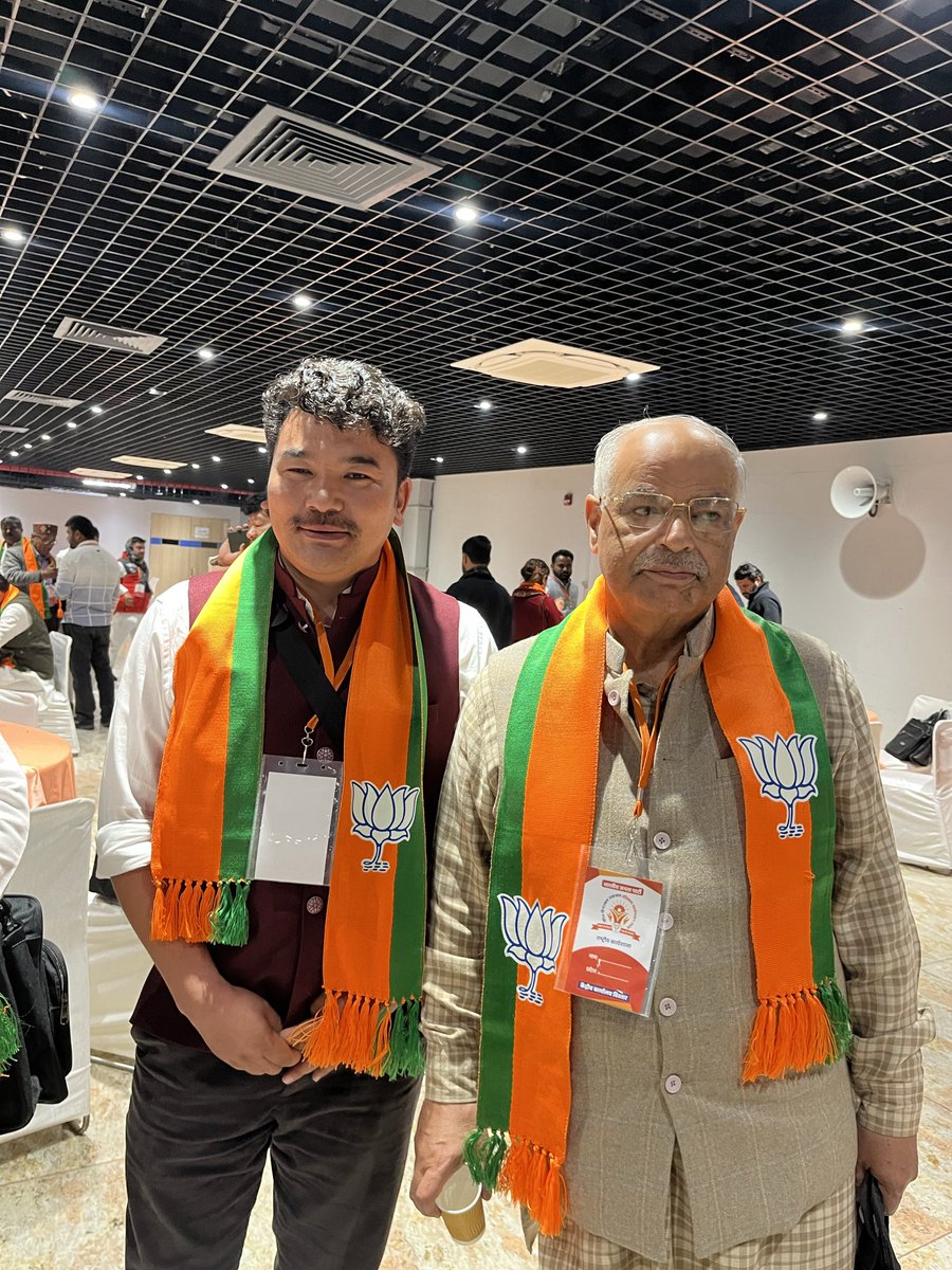 Thinles Nurboo मोदी का परिवार! tweet media