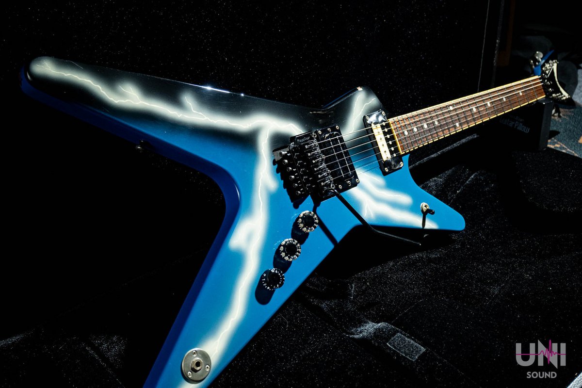 パンテラのギタリスト、 ダイムバックダレルモデルのレプリカ！ DEAN