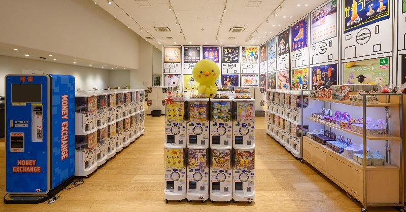 gacha_60thten's tweet photo. 「ガチャガチャ展 in 六本木」、六本木ミュージアムで好評開催中！！

会場には一部先行販売を含む約200台の販売ガチャガチャを設置！

2月17日には、参加メーカーの製品を対象に「ガチャガチャ展大賞」が来場者投票で決定。決めるのはアナタです！！

■チケットはこちらから▽