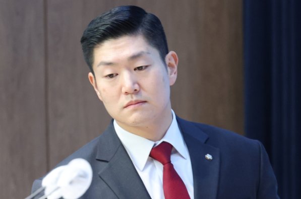 김재섭 인가 뭔가하는 애숭아 
네놈이 뭔데 대통령이 국민과소통하는 SNS를중단해야하니 마니 개소리인가 

네놈이 소통을원하는국민을대변하냐 개자슥아 너같은벌래만바글바글힐곳이 빨간당아니냐

윤석열구더기색히마냥 국민을족으로보는 개색히보다는 국민과직접 소통하는방식을백번천번환영한디