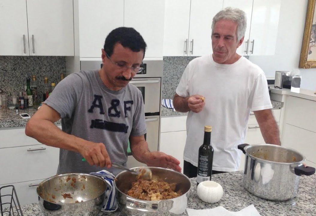 aborayan222's tweet image. هذا طباخ ابستين .
سلطان أحمد بن سليم هو رئيس مجلس الإدارة والرئيس التنفيذي لمجموعة موانئ دبي العالمية (DP World) ورئيس مؤسسة الموانئ والجمارك والمنطقة الحرة .
السؤال : مانوع اللحم الذي يطبخونه ؟؟؟ 🏃‍♂️🏃‍♂️