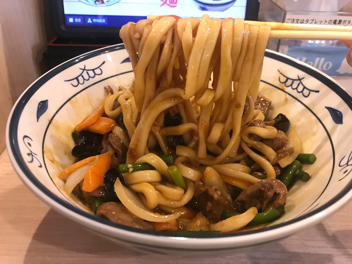 亀戸「西北髙家 亀戸店」 の酸辣鶏モツかけグングン麺（酸辣鸡杂浇头棍棍面）1,180円
グングン麺の反響が良かったので、食べてきた。讃岐うどんのもっちりをむっちりに振り切ったような、噛み応え満点の麺。酸辣鶏は酸＞辣と思ったら、酸＜辣で、汗が止まらなくなった。
住所：東京都江東区亀戸2-37-8