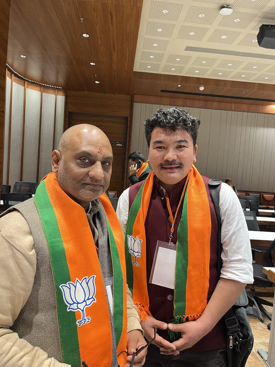 Thinles Nurboo मोदी का परिवार! tweet media