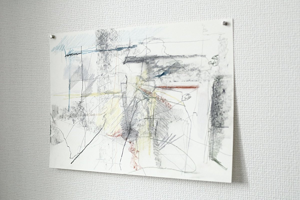 ［Somewhere］
［何処かへ向かう途中］
pencil,colored pencils and pastel on paper (257mm × 364mm). 2026

車窓や、何処かに向かう時、連続した景色の中に映り残るもののような。

#drawing #ドローイング