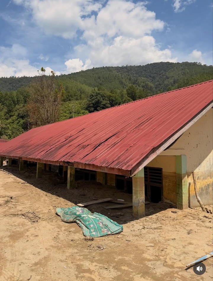 indepenSumatera's tweet image. Aceh dilarang berisik 💔

Bukan hanya Tamiang. Gayo Lues juga salah satu daerah yg bisa dibilang kondisinya paling parah skrg karna bantuannya masih sedikit. Video2 dari daerah banjir &amp;amp; longsor skrg jarang masuk fyp dan takut banyak yg mulai lupa padahal masih butuh bantuan.…