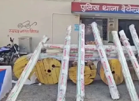 DeshbandhuMp's tweet image. deshbandhump.com/post/burglary-…
रेलवे प्रोजेक्ट में 'सेंधमारी': नागौद-खजुराहो रेल लाइन का सामान बेचने वाला इंजीनियर गिरफ्तार, ₹20 लाख का माल बरामद
#Railway #Khajuraho #RailProject #Engineer #Arrest #RailwayTheft @wc_railway