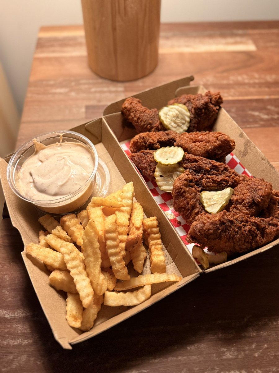 missmandeee_'s tweet photo. you know what time it is #chickenfriday https://t.co/t97CDwDmXs