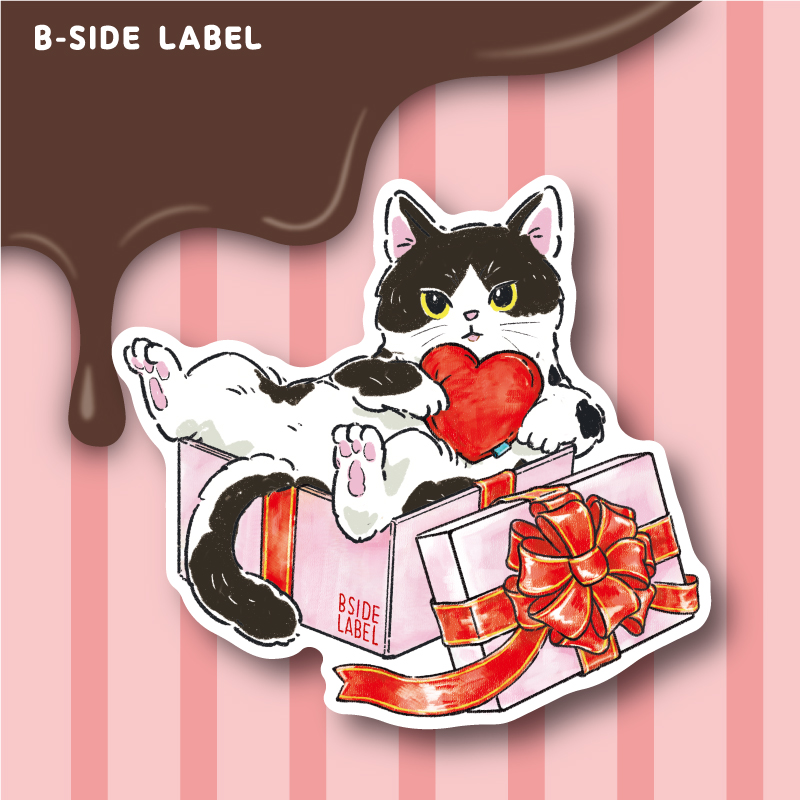 ギフトボックスの中で、すっかり落ち着いてる猫ちゃん。ハートの