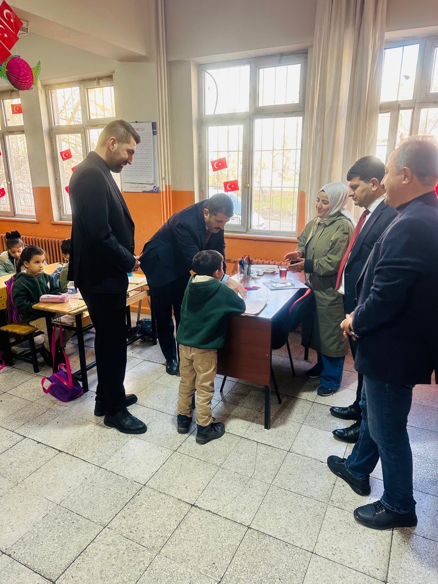 İlçe Millî Eğitim Müdürümüz Mehmet ŞİMŞEK, Atatürk İlkokulu’nu  ziyaret ederek sınıflarda öğrencilerimizle bir araya geldi.
Sıcak ve samimi sınıf ortamında öğrencilerimizin çalışmalarını yerinde inceleyip öğretmenlerimizle sohbet etti. 🇹🇷
<a href="/hhemm21/">MEHMET (ZÂHİD) ŞİMŞEK</a> <a href="/TC_Kulp/">Kulp Kaymakamlığı</a> <a href="/Diyarbakirmem/">Diyarbakır İl Millî Eğitim Müdürlüğü</a>
